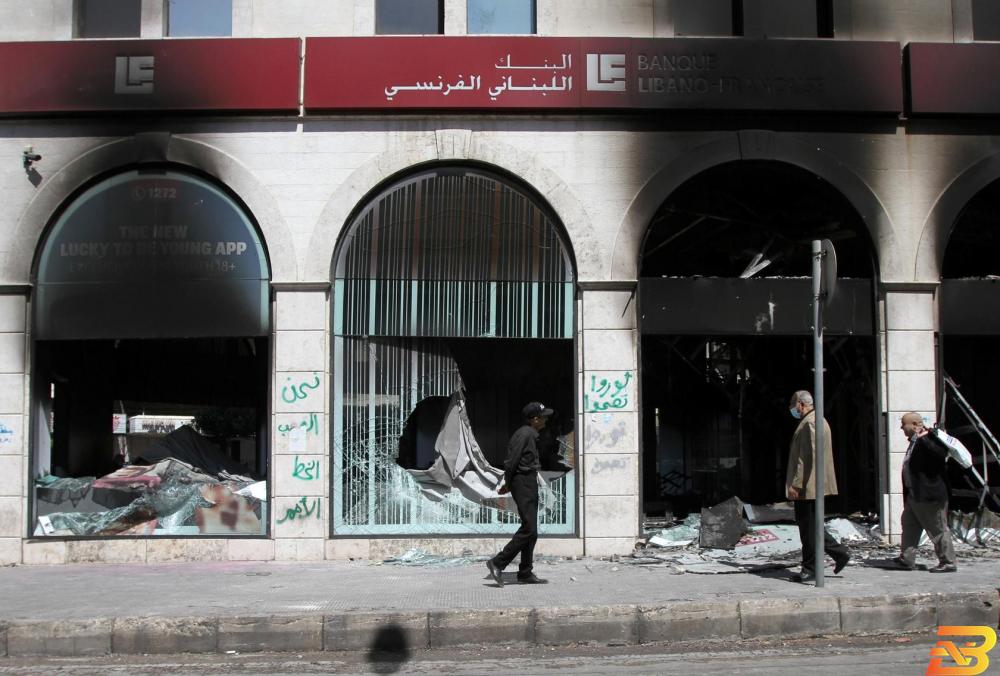 أضرار واسعة لحقت بالبنوك خلال موجة الاحتجاجات على الأوضاع الاقتصادية في لبنان-تصوير وكالات بنوك لبنان التي تحاصرها المشاكل تسعى لتفادي شطب شبه كلي