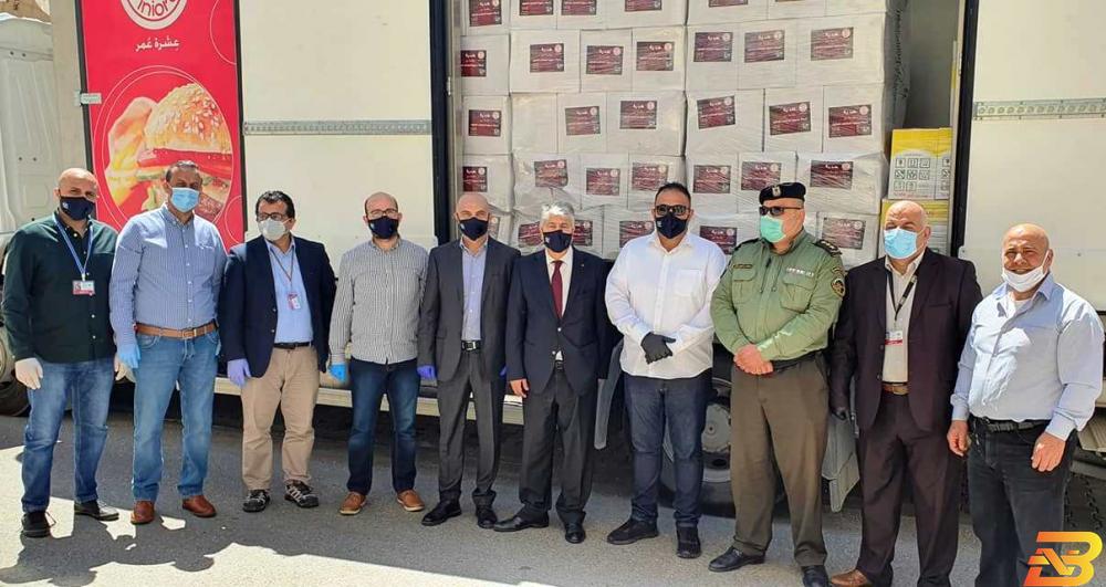 جانب من تسليم الطرود 500 طرد غذائي من ’سنيورة’ لتوزيعها على العائلات المتضررة