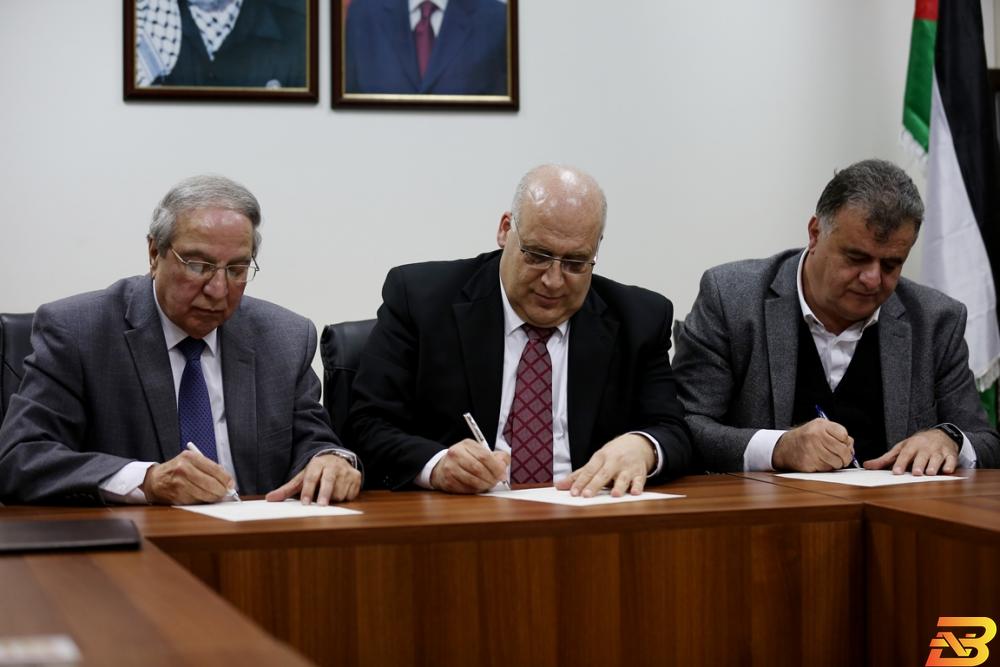 هكذا وقّع الأطراف الثلاثة على الاتفاق الأول، فهل سيتم التوقيع على الاتفاق الثاني قريبا؟ ’صراخ من خلف الكمامات’...هكذا انفض الاجتماع بين وزارة العمل والقطاع الخاص ونقابات العمال