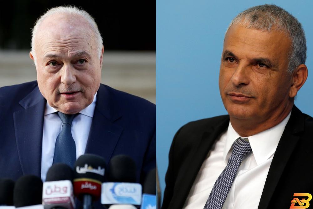 وزير المالية الإسرائيلي موشيه كحلون (يمين الصورة) ووزير المالية الفلسطيني شكري بشارة اليوم-توقيع اتفاق فلسطيني إسرائيلي لتحويل 800 مليون شيقل