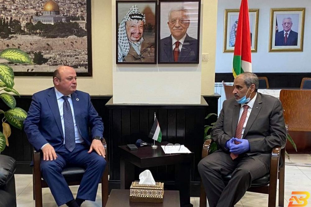 جانب من اللقاء وزير الأشغال ومحافظ سلطة النقد يبحثان مطالب اتحاد المقاولين