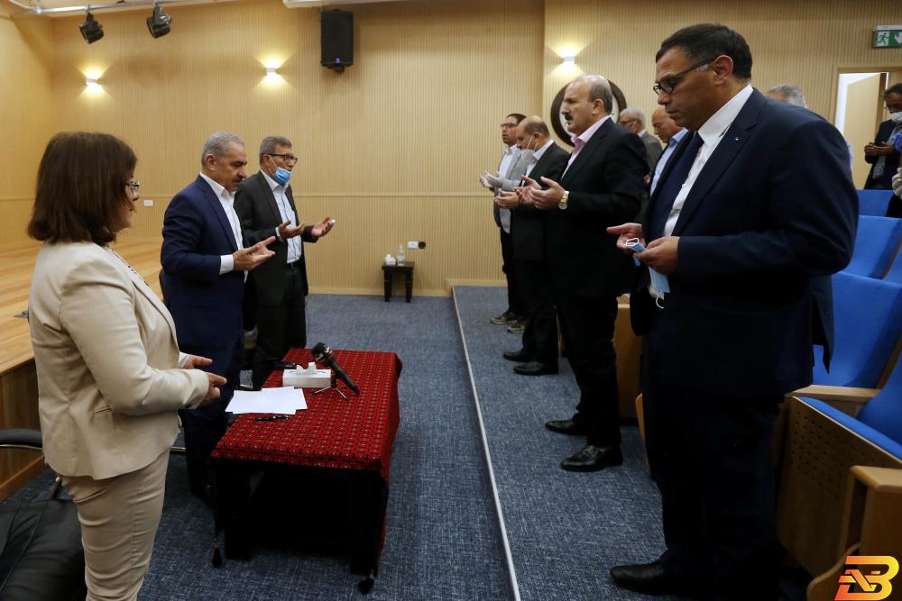 قراءة الفاتحة في مستهل الاجتماع اشتية: سنحافظ على حقوق الأسرى ولن نخضع للضغوطات الإسرائيلية