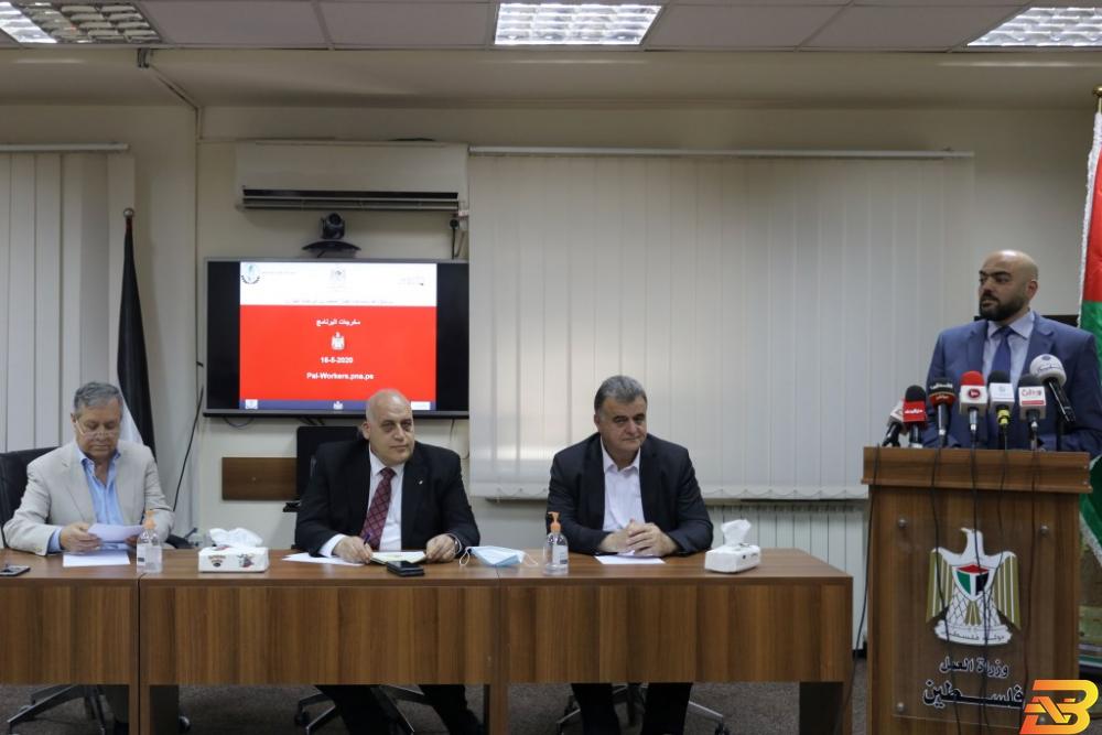 جانب من المؤتمر الصحفي-تصوير وفا بدء توزيع المساعدات لأكثر من 40 ألف عامل متضرر من كورونا