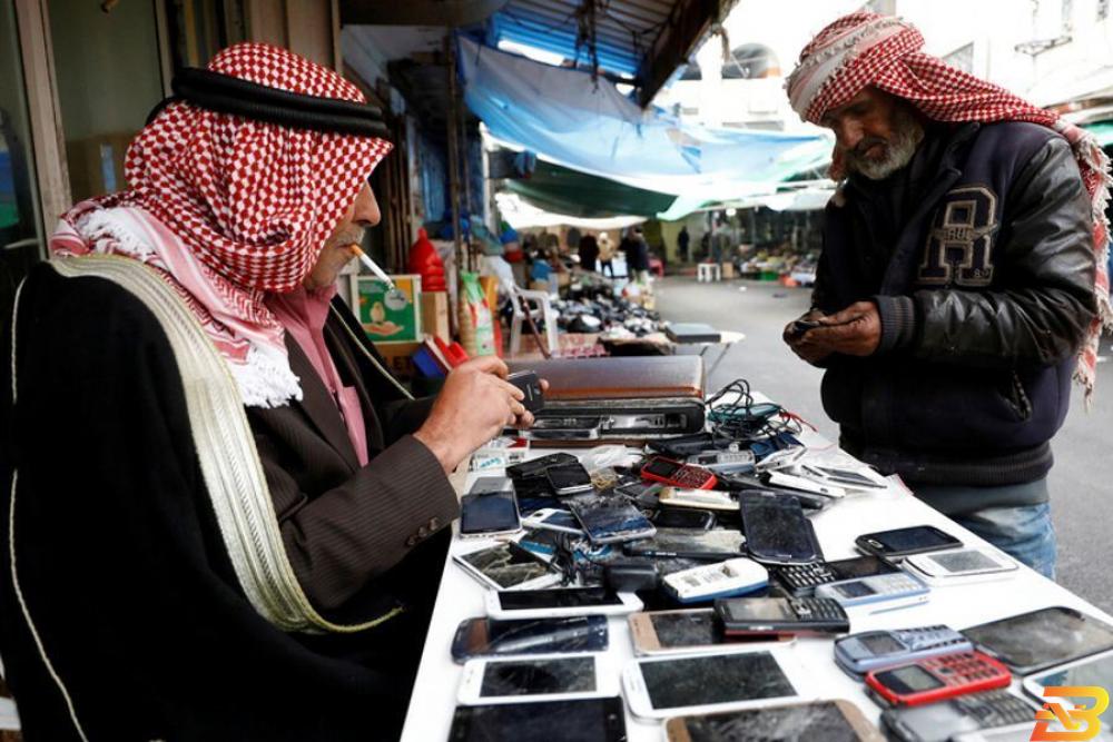 مواطن يبيع هواتف خلوية مستعملة وسط رام الله-أرشيف رويترز %97 من الأسر الفلسطينية تمتلك خط هاتف نقال واحد على الأقل