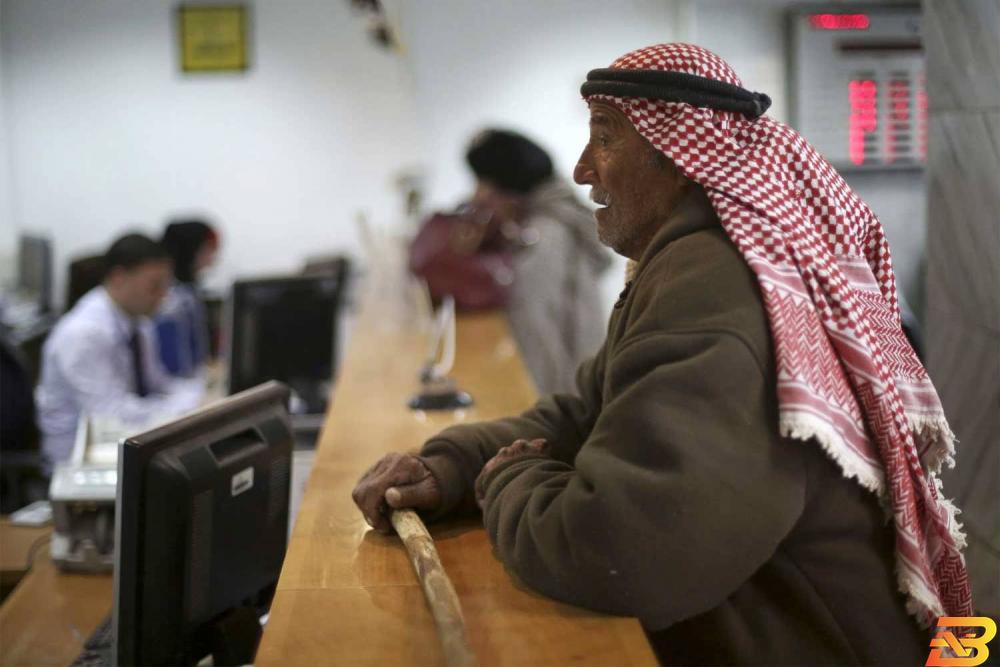مواطن داخل بنك في رام الله - أرشيف رويترز ساعات دوام المصارف تعود إلى طبيعتها قبل الطوارئ