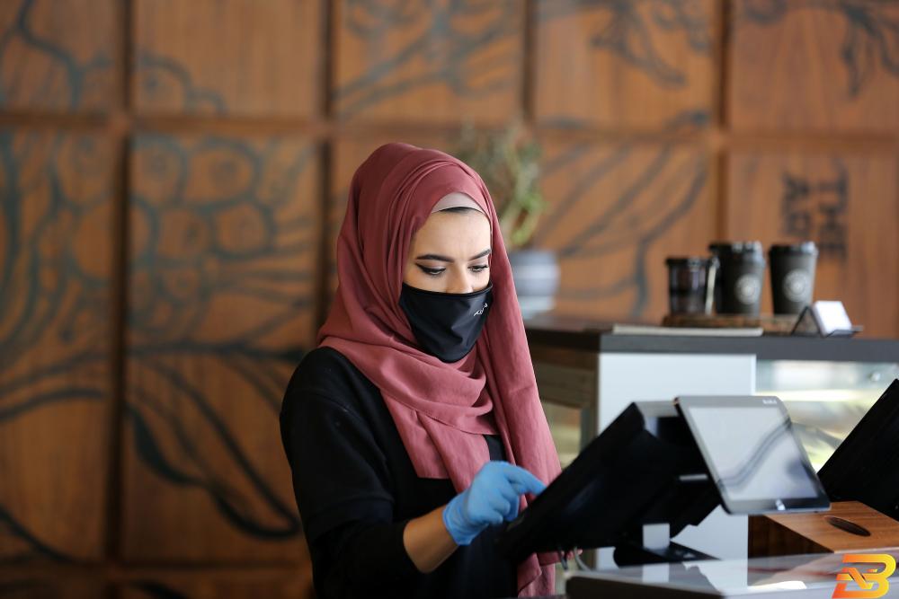 المطاعم والمقاهي في رام الله تستأنف عملها وفق إجراءات الوقاية والسلامة العامة، لمنع تفشي فيروس كورونا-تصوير شروق زيد الحياة تعود لطبيعتها.. لكن بحذر