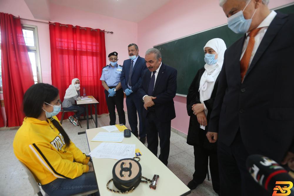 رئيس الوزراء محمد اشتية يتفقد عددا من قاعات امتحان الثانوية العامة اشتية: فلسطين أول دولة عربية تجري امتحان الثانوية العامة