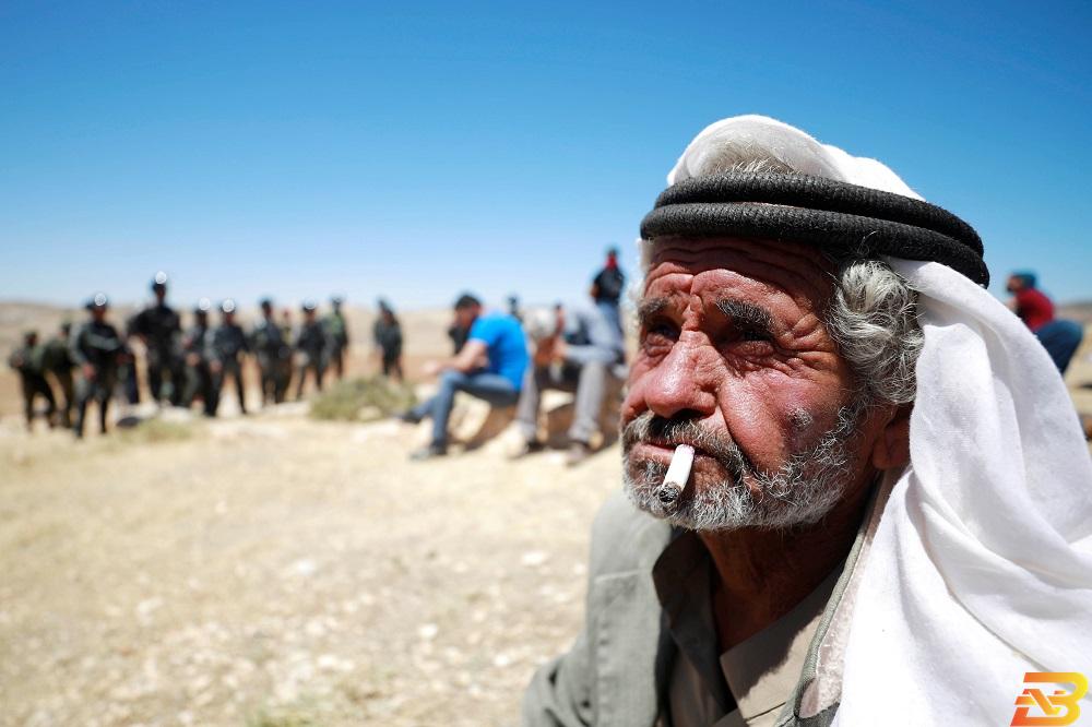 صورة توضيحية-مسن فلسطيني يدخّن سيجارة خلال مشاركته في تظاهرة قرب رام الله-تصوير رويترز البنك الدولي يتوقع انكماشا في الاقتصاد الفلسطيني قد يصل 11% العام الحالي