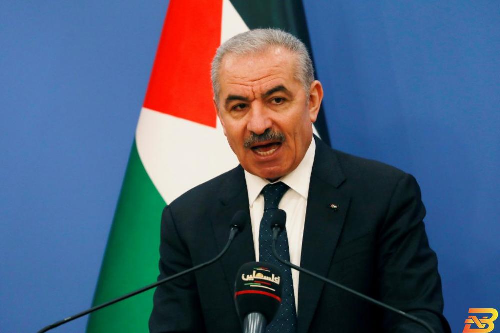 رئيس الوزراء الفلسطيني محمد اشتية في رام الله يوم 11 مايو أيار 2020. تصوير: محمد تركمان - رويترز. اشتية: الحكومة تبحث إنشاء بنك أو مؤسسة تدير الأموال العامة