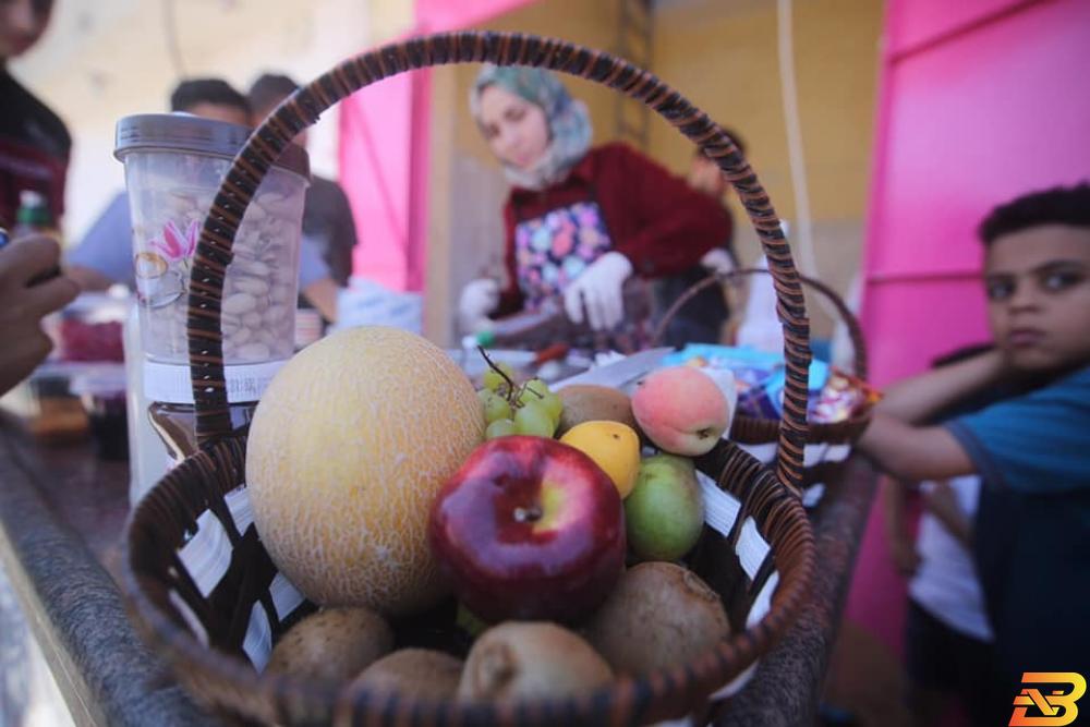 الشابة الفلسطينية فاطمة الزطمة تعمل في تصنيع وبيع المثلجات-تصوير وكالات خريجات يتمردن على البطالة ويفتتحن مشاريع ريادية