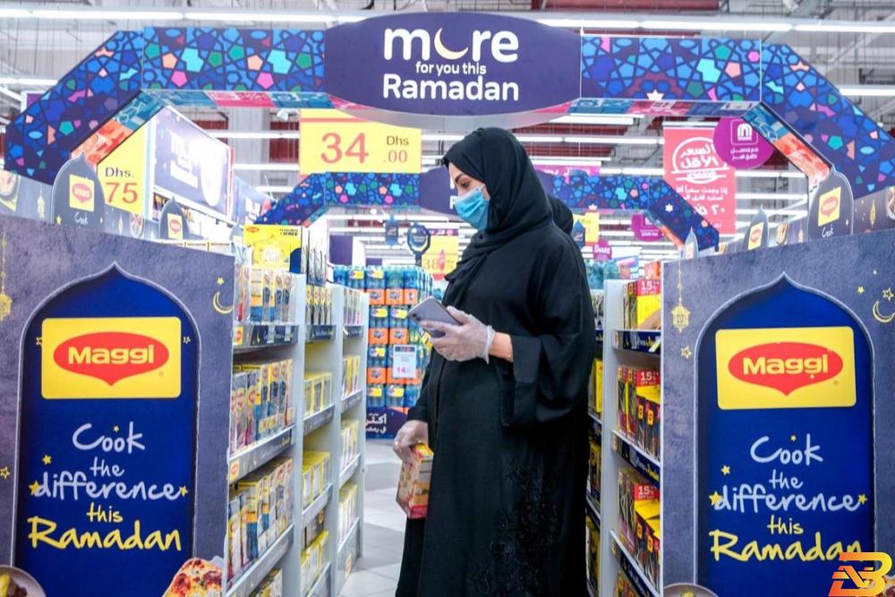 متسوقة في محل تجاري بالإمارات-تصوير وكالات دراسة تكشف سلوك المستهلك العربي خلال شهر رمضان