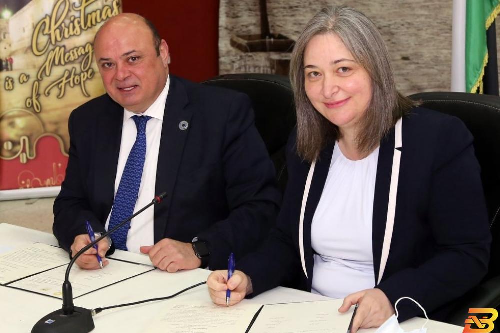 جانب من توقيع الاتفاقية توقيع عقد الإعارة لإنشاء المتحف الفلسطيني للنقد