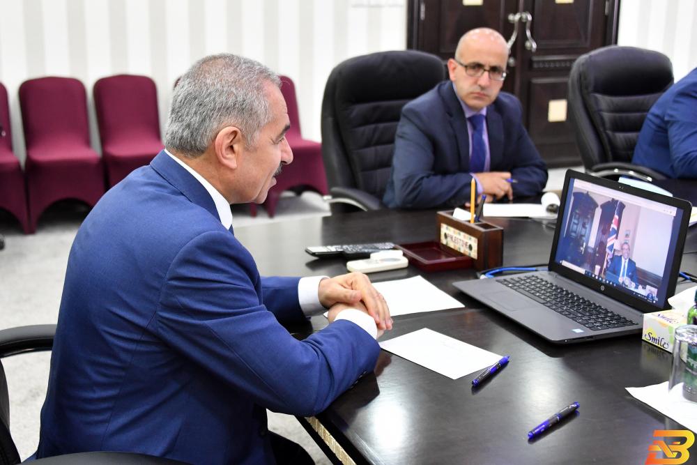 رئيس الوزراء محمد اشتية، خلال لقائه وزير الدولة البريطاني للشؤون الخارجية جيمس كليفرلي، عبر الفيديو كونفرنس.(وفا) اشتية: لن نقبل بمقايضة أموالنا بموقفنا السياسي والوطني