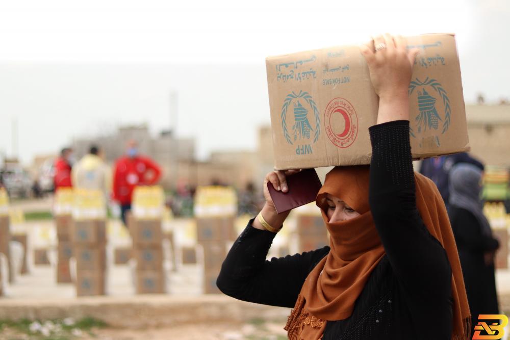 سيدة سورية تحصل على طرد غذائي بالقرب من حلب-تصوير منظمة الغذاء العالمية 55 مليون عربي يعانون من انعدام الأمن الغذائي
