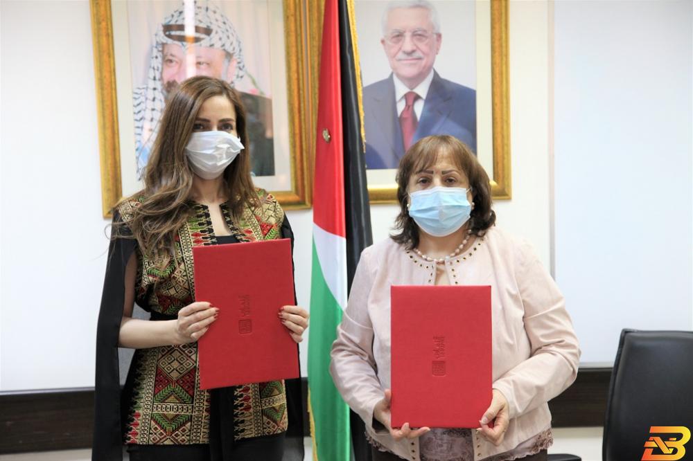 جانب من توقيع الاتفاقية ’التعاون’ ترفع قيمة منحتها لوزراة الصحة إلى 950 ألف دولار