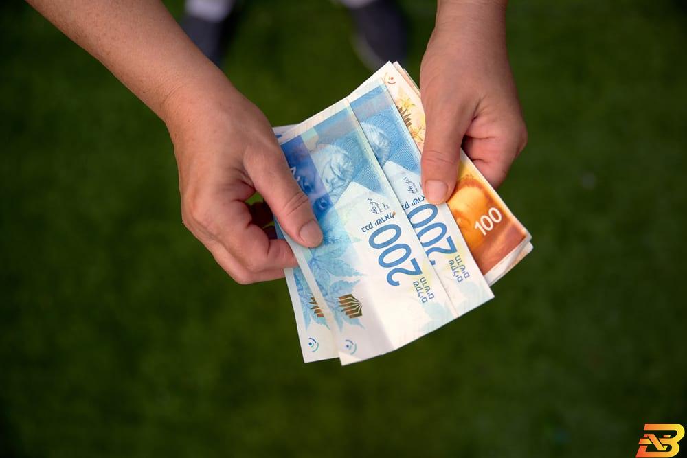 صورة توضيحية-أوراق نقدية من عملة الشيقل-تصوير وكالات المالية: حتى اللحظة لم يتم تأمين الأموال المطلوبة لصرف الرواتب