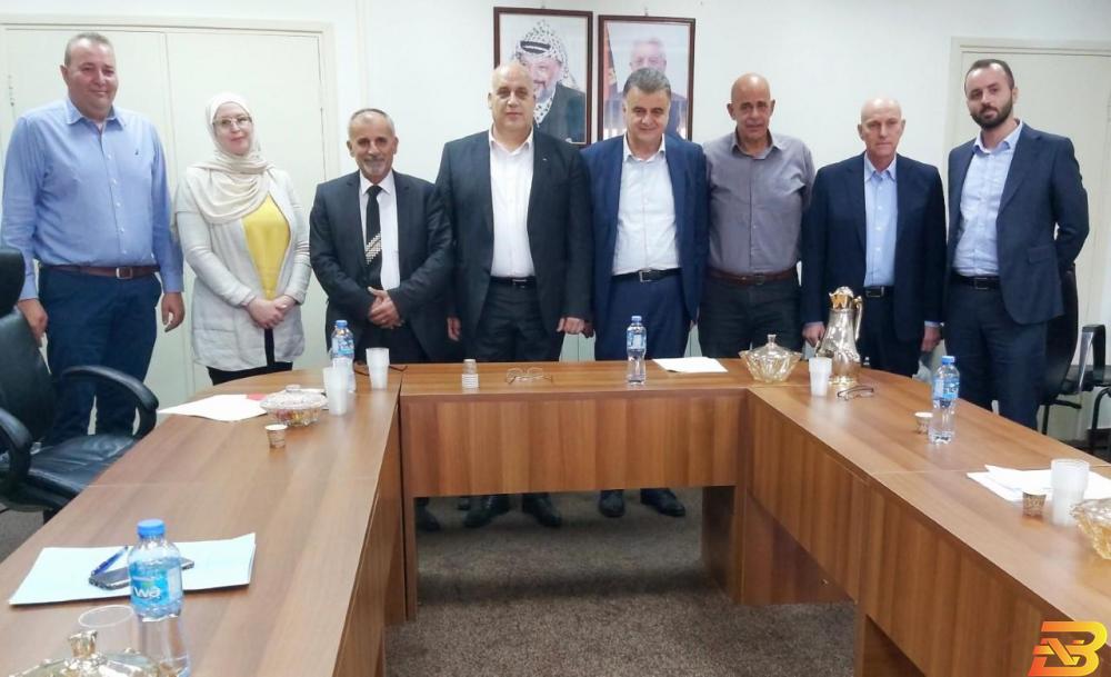 جانب من توقيع الاتفاق تسوية النزاع العمالي ما بين جمعية الهلال الأحمر ونقابة خدمات الإسعاف