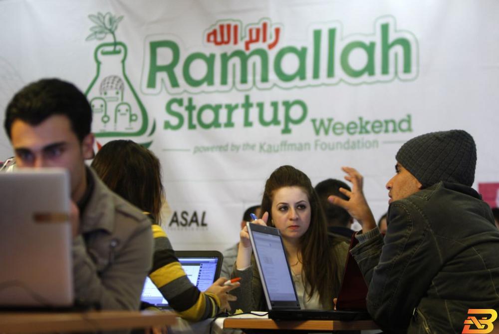 شباب عاملون في قطاع التكنولوجيا خلال فعالية في رام الله-أرشيف وكالات البنك الدولي يستثمر 15 مليون دولار في قطاع التكنولوجيا الفلسطيني