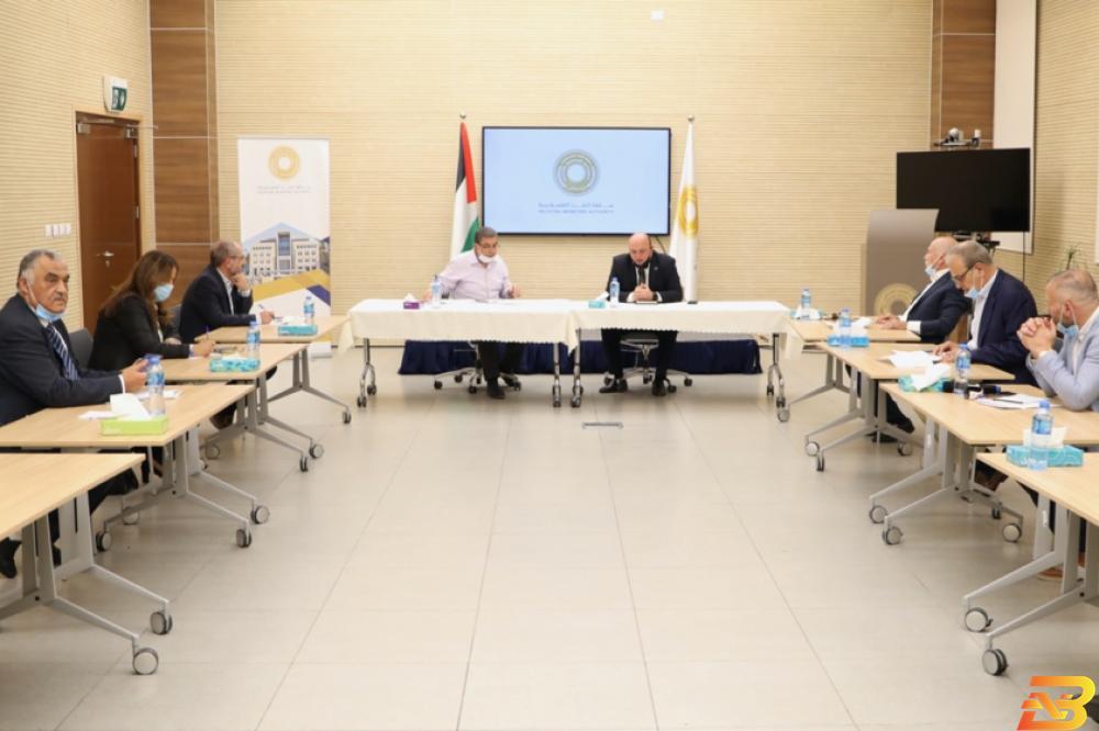 جانب من اللقاء محافظ سلطة النقد يلتقي وفداً من اتحاد جمعيات رجال الأعمال