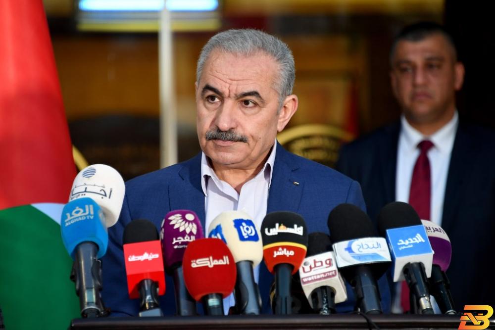 رئيس الوزراء محمد اشتية-ارشيف وكالات اشتية يعلن فرض قيود على الحركة في الخليل ونابلس