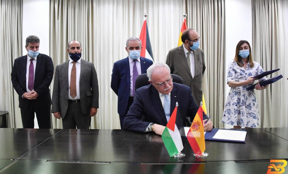 جانب من توقيع الاتفاقية توقيع اتفاقية دعم اسباني بقيمة 100 مليون يورو