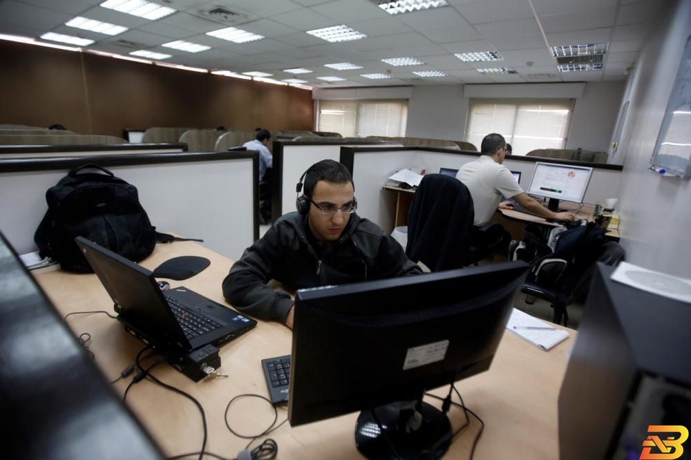 عاملون في إحدى شركات تكنولوجيا المعلومات في رام الله-أرشيف رويترز دراسة: قطاع تكنولوجيا المعلومات يتصدر المشاريع الريادية في فلسطين