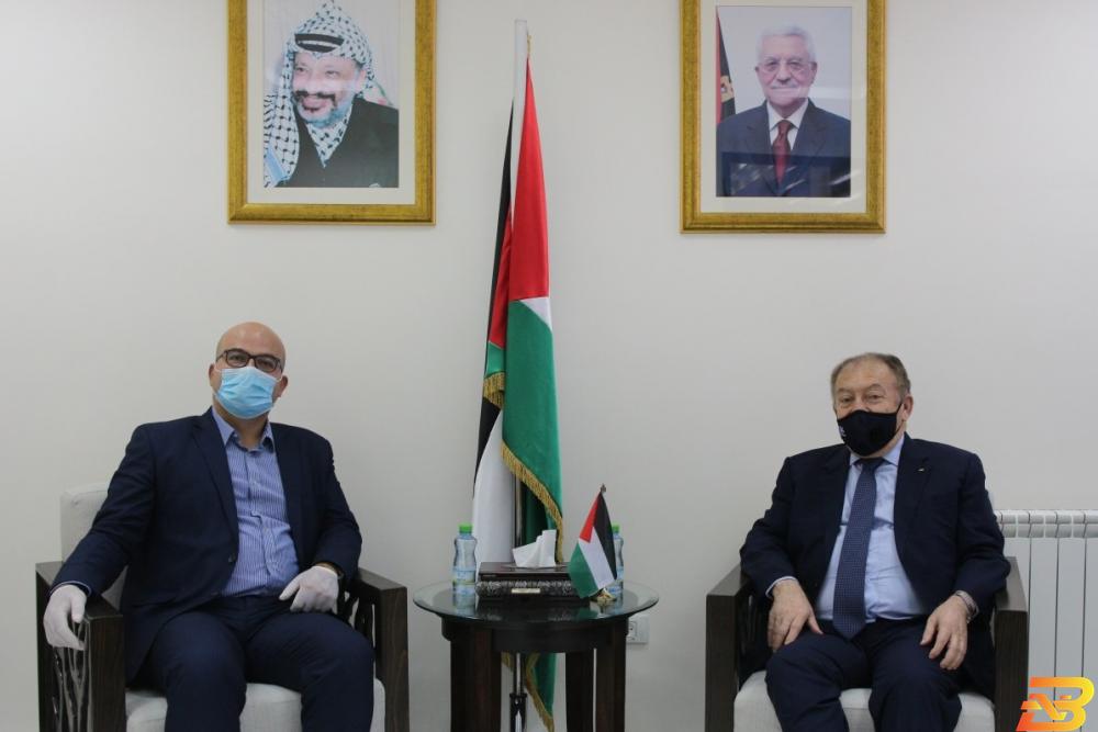 جانب من اللقاء بحث سبل إنعاش القطاعات الاقتصادية في القدس