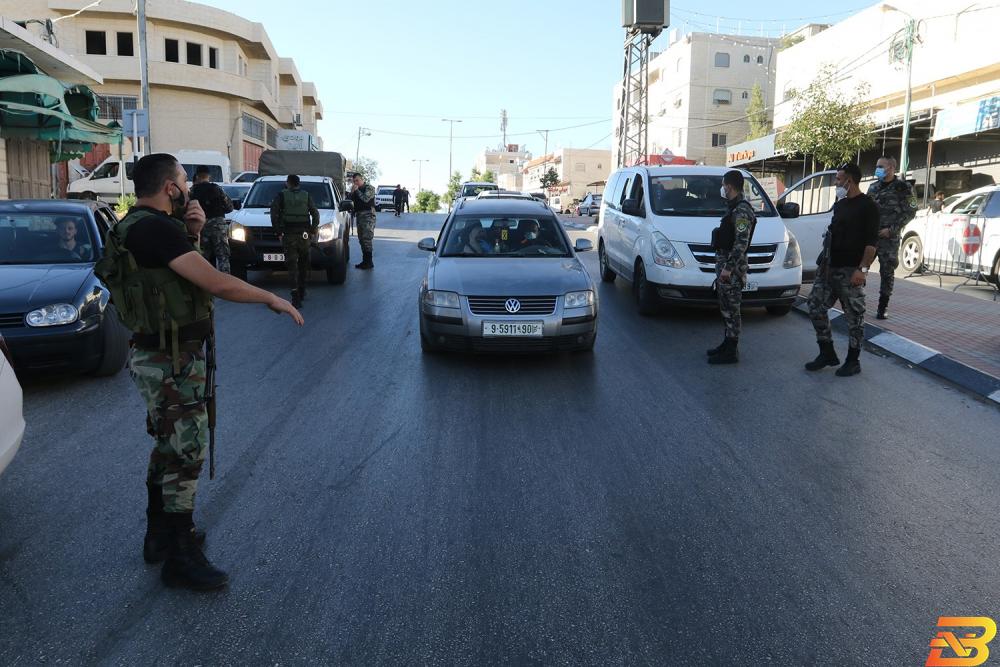 الأجهزه الأمنية تشدد من إجراءاتها في الخليل للحد من انتشار فيروس كورونا-تصوير وفا قرار بإغلاق محافظة الخليل بشكل تام لمدة 5 أيام