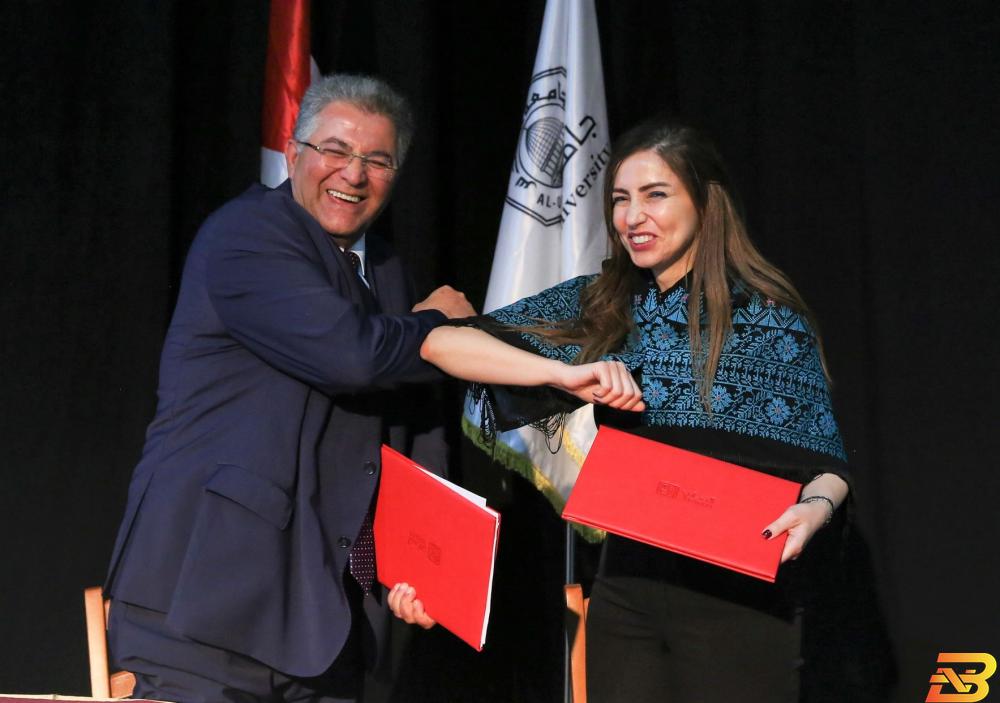 جانب من توقيع المذكرتين جامعة القدس و’التعاون’ يوقّعان مذكرتي تفاهم ويفتتحان مختبر الصيدلة