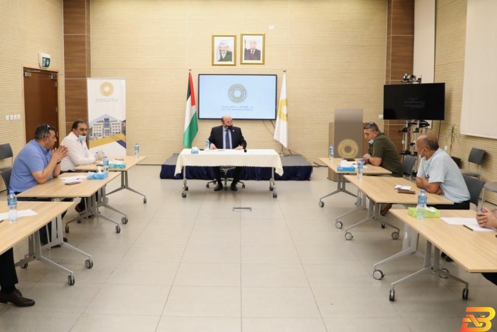 جانب من اللقاء محافظ سلطة النقد يلتقي لجنة قطاع النقل العام