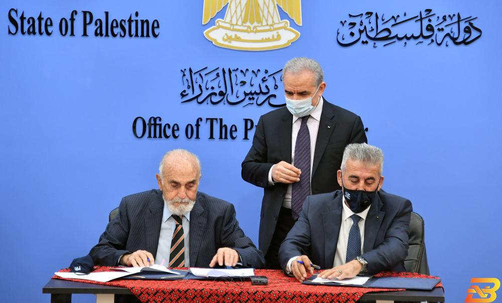 جانب من توقيع الاتفاقية توقيع مذكرة لاستكمال إعداد المخطط الوطني التنموي المكاني