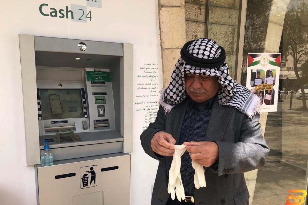 مواطن يستخدم صراف آلي لأحد البنوك في بيت لحم-تصوير وفا استئناف الدوام في البنوك ومؤسسات الإقراض وشركات الصرافة