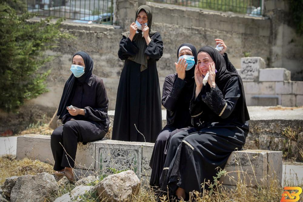 تشييع جثمان أحد المتوفين بفيروس كورونا في الخليل-تصوير وكالات حالتا وفاة و262 إصابة جديدة بفيروس كورونا