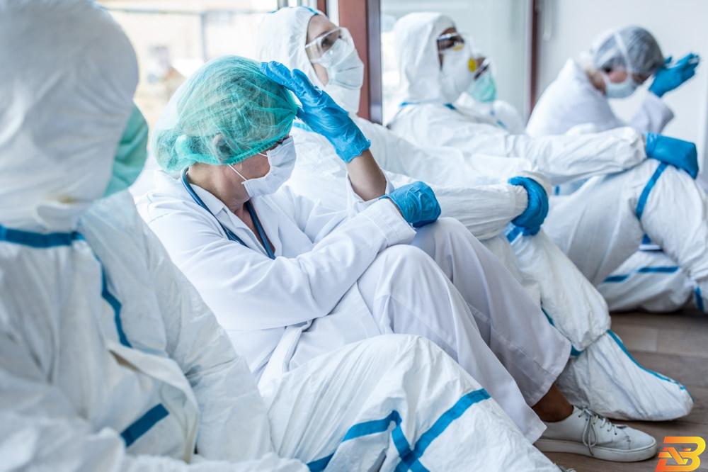 طواقم طبية تشارك في علاج المصابين بفيروس كورونا في الصين-أرشيف وكالات بعد مرور ستة أشهر...لماذا لا يزال ’الكورونا’ يجتاح جميع أنحاء العالم