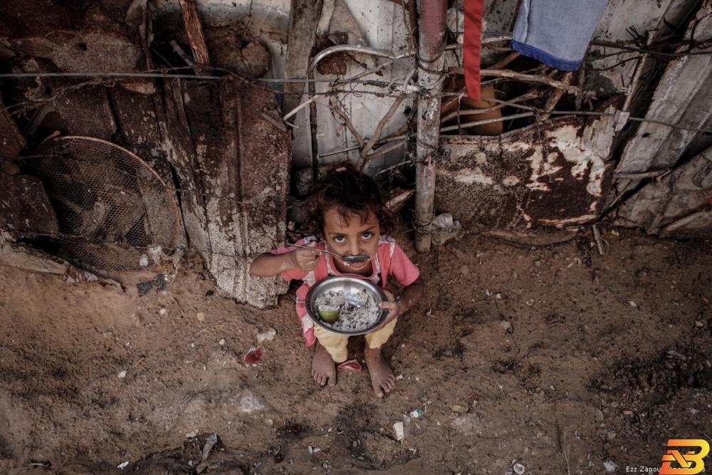 صورة توضيحية-طفلة فلسطينية خارج منزلها في حي الزيتون في مدينة غزة-أرشيف وكالات عشية اليوم العالمي للسكان: 29% من الأفراد في فلسطين فقراء