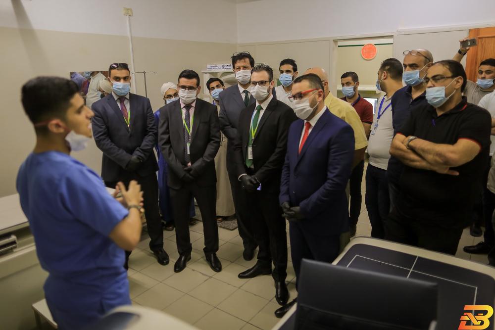 جانب من زيارة المجمع وتسليم الجهاز غزة: ’جوال’ تدعم مجمع الصحابة الطبي بجهاز فحص كثافة العظم