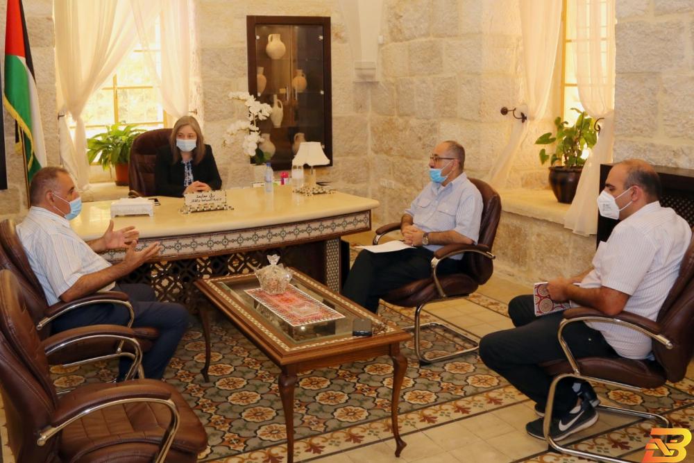 جانب من الاجتماع معايعة تبحث مع نقابة أدلاء السياحة العرب تداعيات ’كورونا’