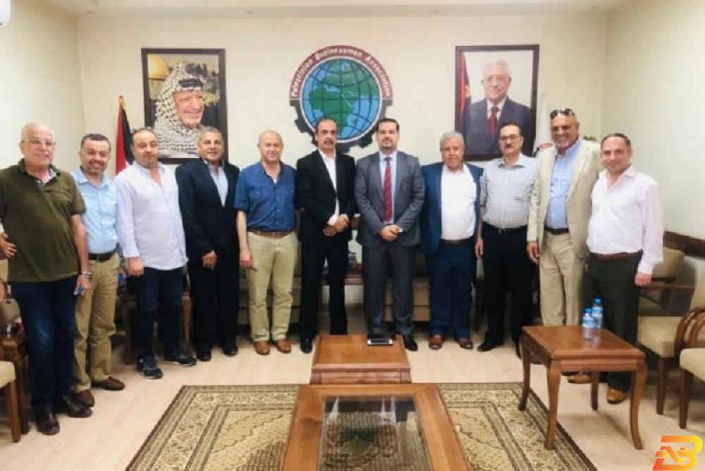 جانب من اللقاء غزة: بنك القدس وجمعية رجال الأعمال يبحثان سُبل التعاون