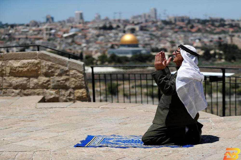مواطن يرفع صلاته في القدس-تصوير وكالات الجمعة 31 تموز أول أيام عيد الأضحى