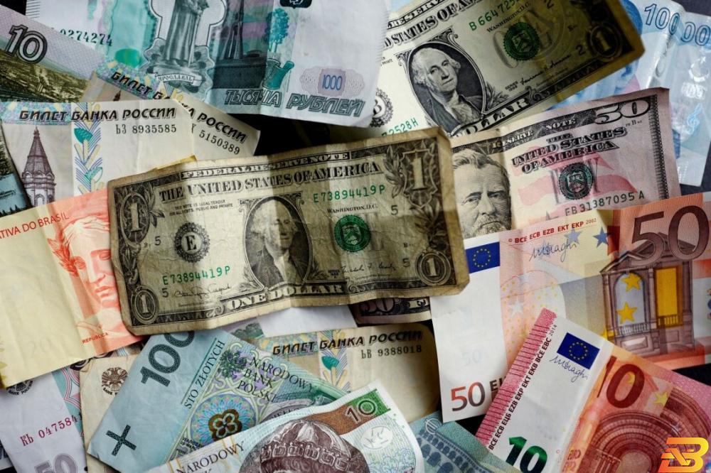 أوراق مالية لعملات مختلفة من بينها اليورو والدولار الأمريكي والليرة التركية والريال البرازيلي في فرانكفورت بصورة من أرشيف رويترز. عزوف عن المخاطرة في أسواق العملة مع تصاعد التوتر بين أمريكا والصين
