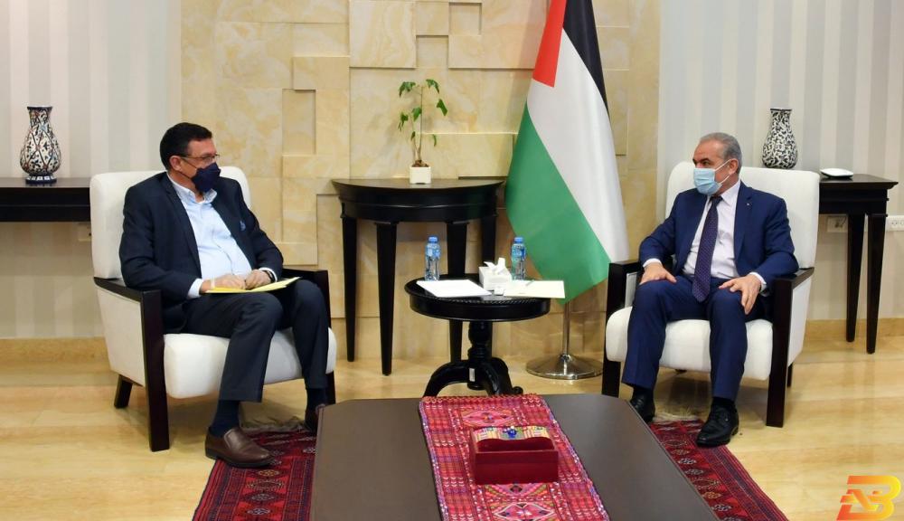 جانب من اللقاء اشتية: شركة كهرباء القدس عبرت أزمة كادت تعصف بها
