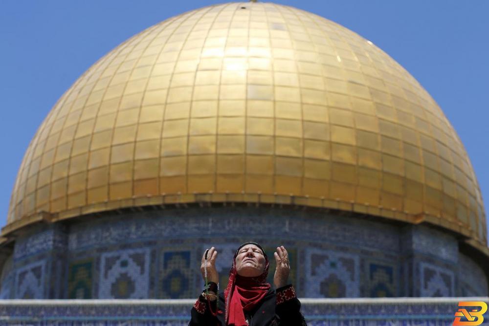 مواطنة ترفع يديها بالدعاء أمام قبة الصخرة المشرفة في القدس-تصوير وكالات مجلس الوزراء يقرر عطلة عيد الأضحى المبارك