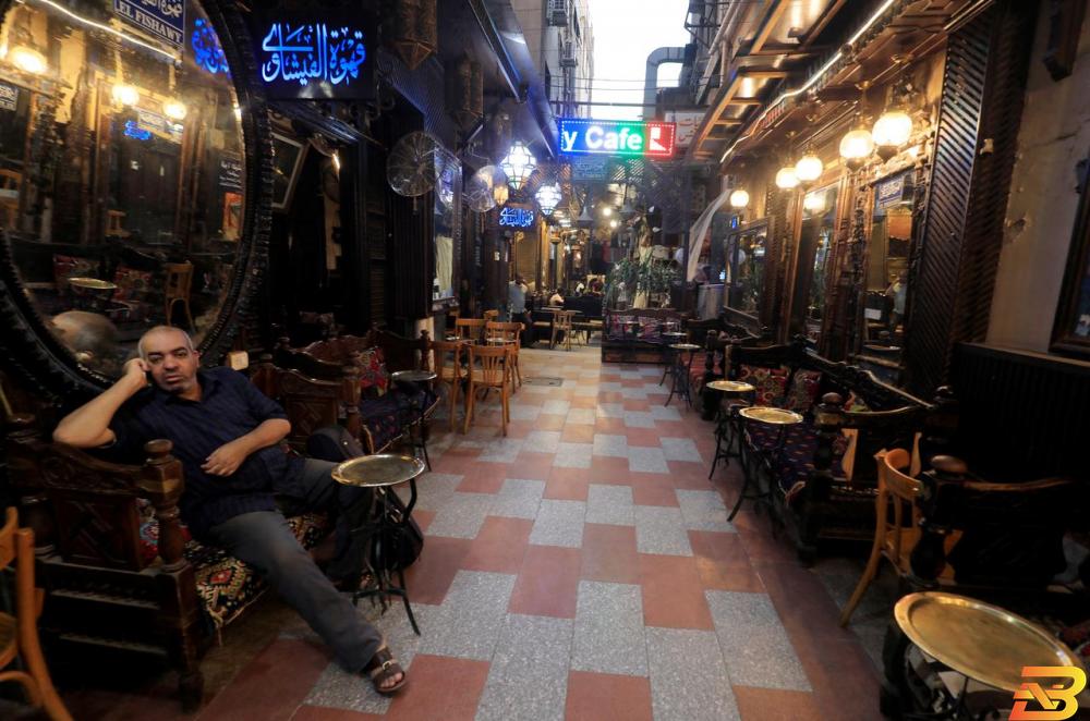 رجل يجلس في مقهى بمنطقة خان الخليلي في وسط القاهرة في صورة بتاريخ 26 يوليو تموز 2020. تصوير: عمرو عبد الله دلش - رويترز. مقاهي القاهرة التي لا تنام تضطر لإغلاق أبوابها مبكرا
