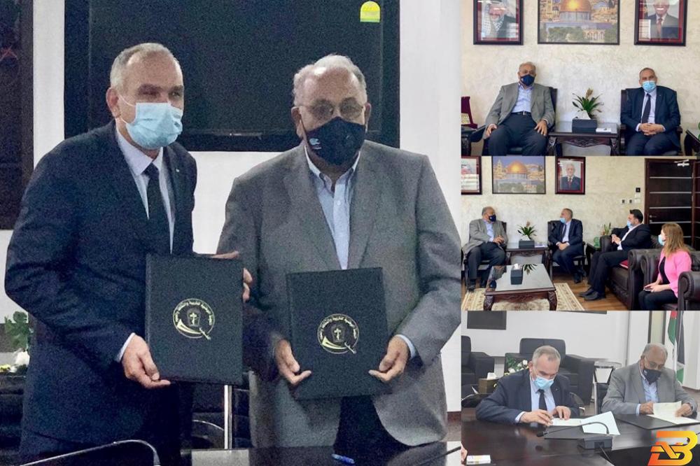 جانب من توقيع الاتفاقية توقيع اتفاقية لدعم مشروع ’مليون طفل مبرمج’