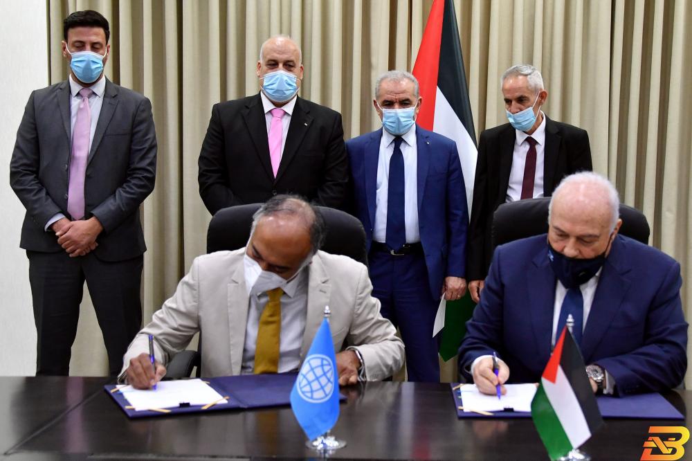 جانب من توقيع الاتفاقية اتفاقية مع البنك الدولي بقيمة 30 مليون دولار