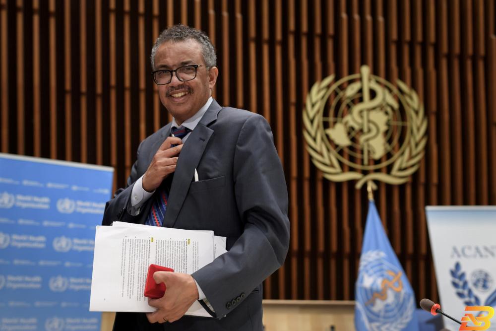 مدير عام منظمة الصحة العالمية تيدروس أدهانوم جيبريسوس بعد مؤتمر صحفي في مقر المنظمة في جنيف يوم الثالث من يوليو تموز 2020. صورة من ممثل لوكالات الأنباء. منظمة الصحة: العالم قد يتعافى بوتيرة أسرع إذا أُتيح لقاح كورونا للجميع
