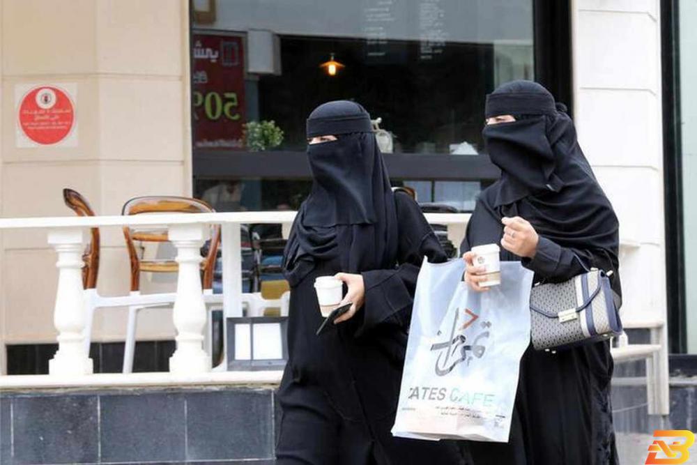 سعوديات في المدينة العالية في أبها يوم 18 يوليو تموز 2020. تصوير: أحمد يسري - رويترز التضخم في السعودية يقفز إلى 6.1% بعد زيادة ضريبة القيمة المضافة