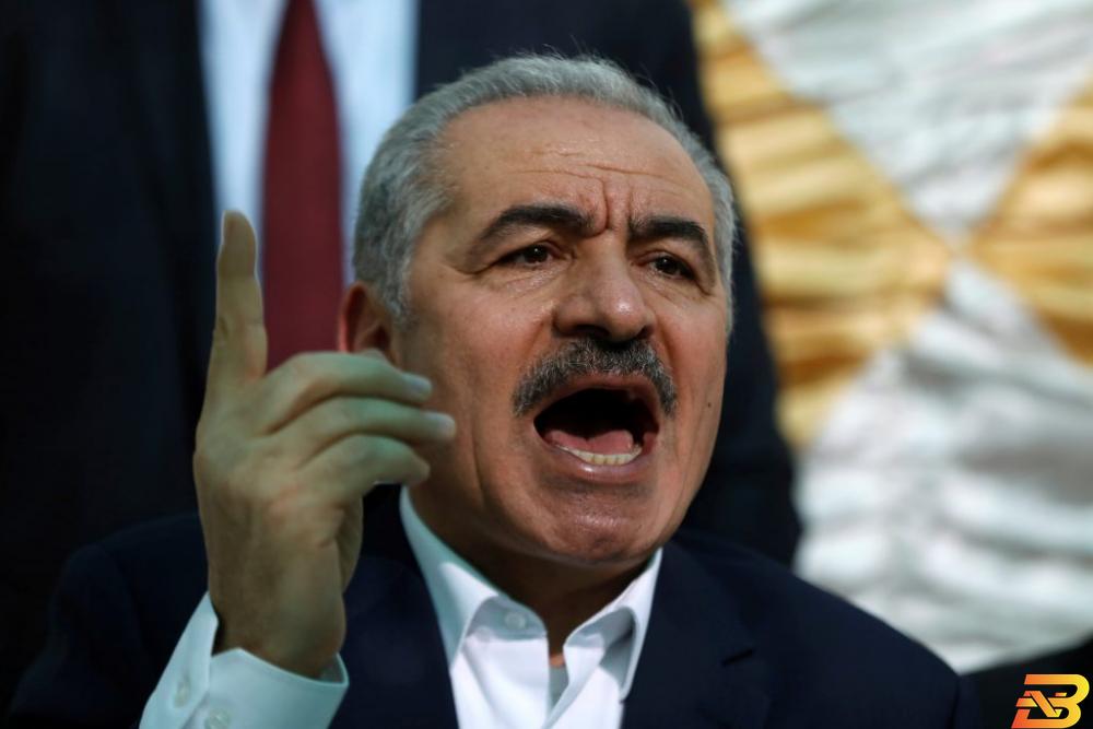 رئيس الوزراء الفلسطيني محمد اشتية في صورة من أرشيف رويترز اشتية: قرار وقف التنسيق وعدم استلام المقاصة شأن وطني