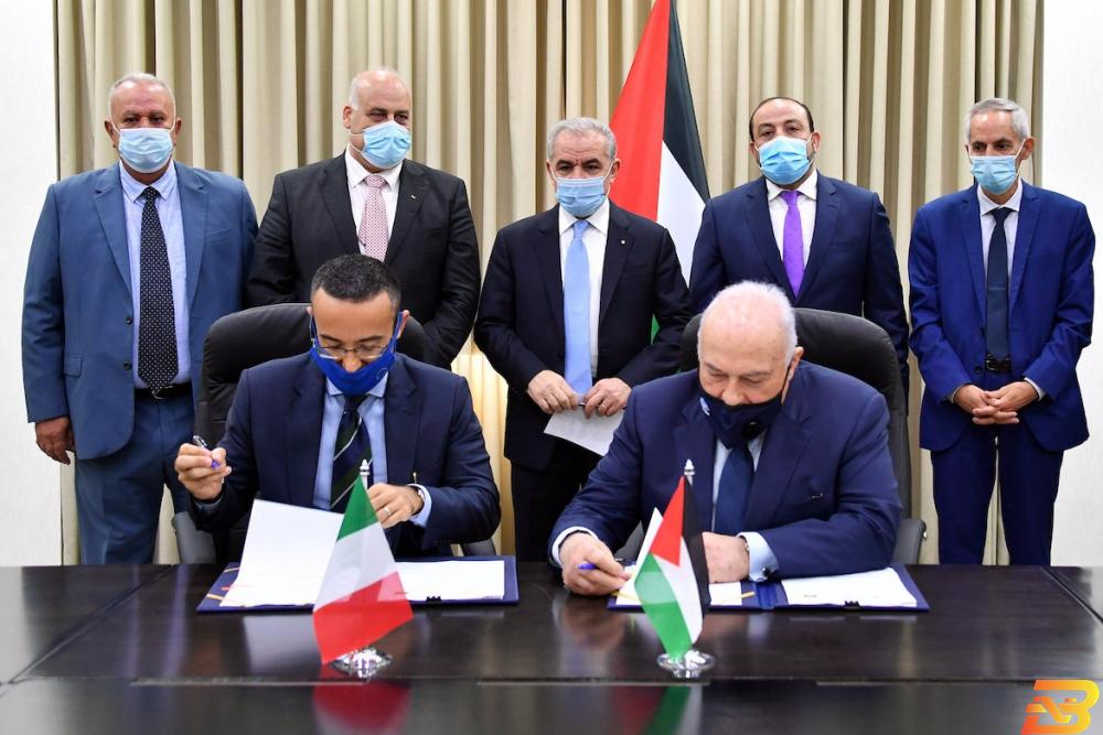 جانب من توقيع الاتفاقية اشتية: نريد الاستفادة من تجربة إيطاليا لتعزيز دور التعاونيات في العملية الإنتاجية