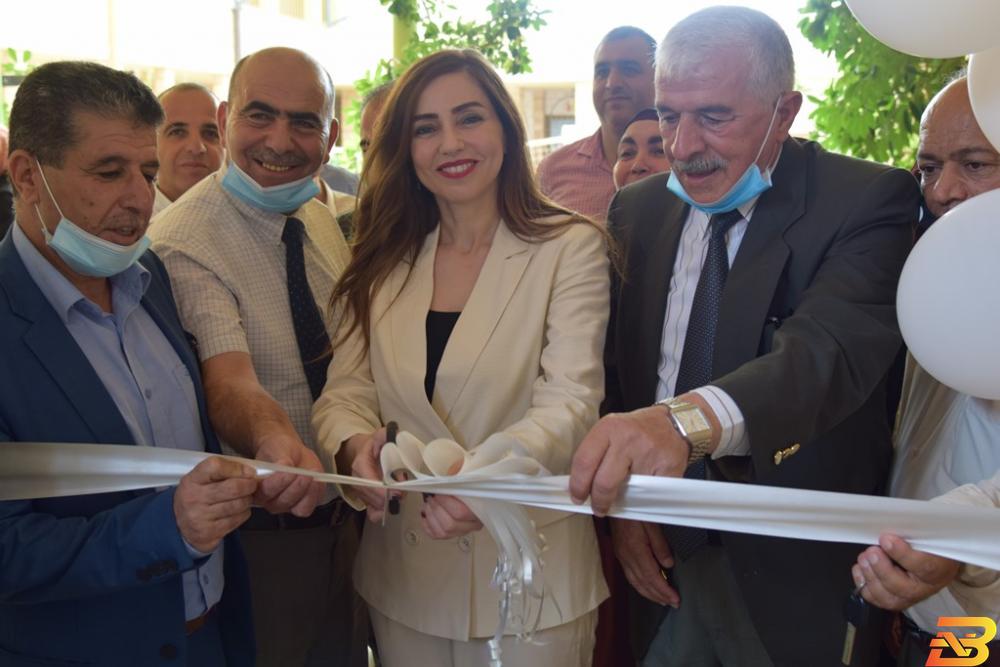 جانب من قص شريط الافتتاح ’التعاون’ تفتتح الوحدة المهنية في مدرسة بنات طوباس